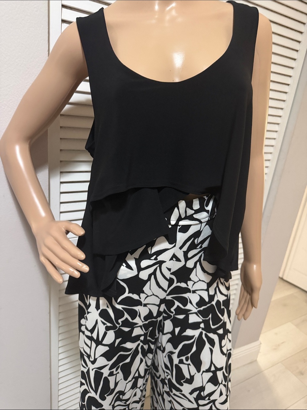 Sympli NWT Black Asymmetrical Layered Tank Top Convertible Pocket Size 8